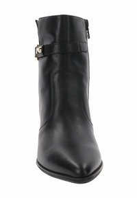Zwarte leren enkellaars met spitse neus, zijrits en een decoratieve band met metalen details. Glad oppervlak en een strakke vormgeving.