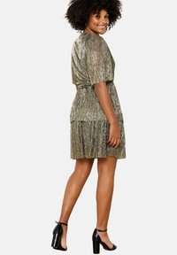 LolaLiza SHINY WRAP - Kokteilikleit/peokleit - gold