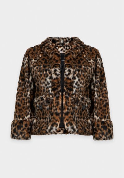 Veste en fausse fourrure imprimé léopard avec poignets retournés, deux poches avant boutonnées et fermeture éclair devant sur fond uni.