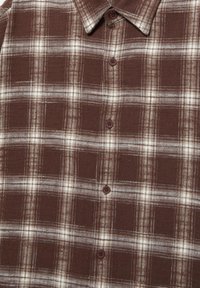 Braun-weiß kariertes Hemd zum Zumachen mit Kragen, ausgestattet mit gleichmäßig verteilten Knöpfen in der Mitte vorne.