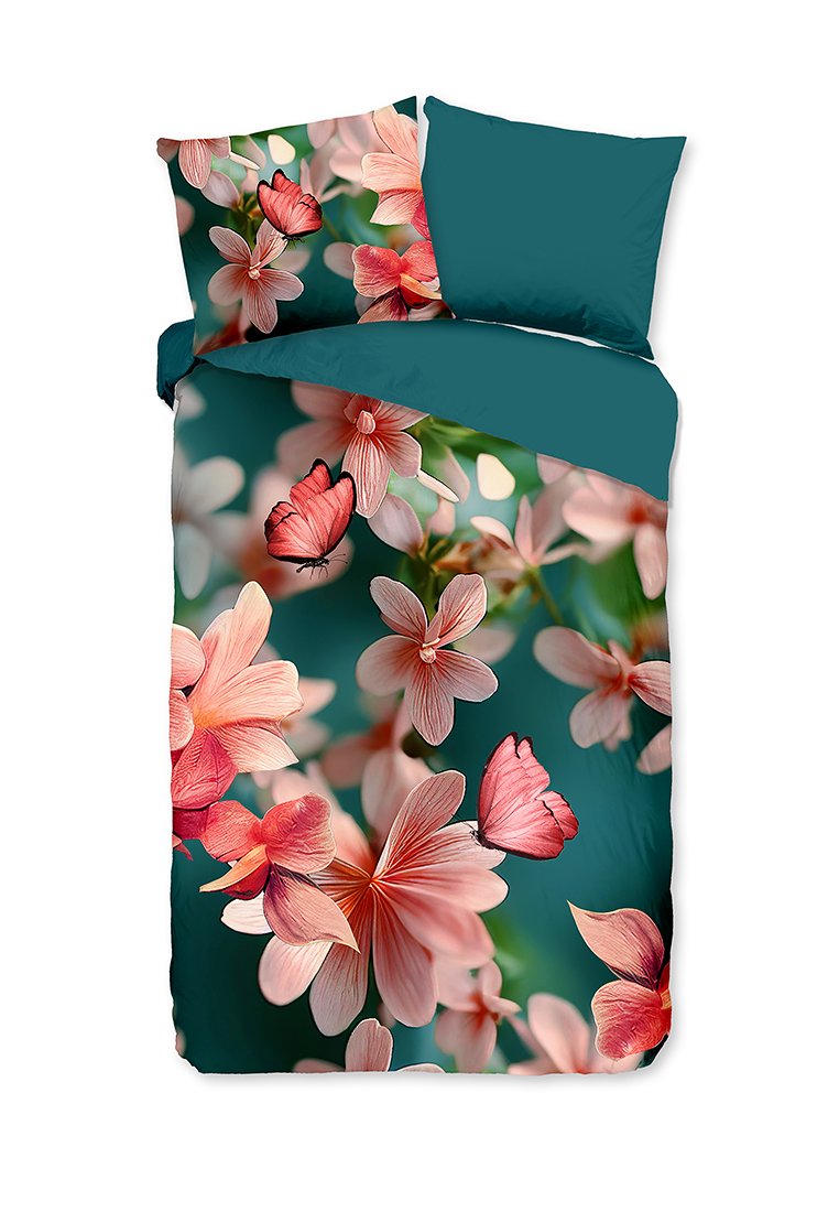 Bettwäsche-Set mit einem petrolfarbenen Oberteil, verziert mit rosa Blumenmustern und Schmetterlingen, gefertigt aus weichem Stoff mit glatter Textur.