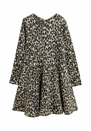 Vestito per bambini a maniche lunghe con motivo leopardato e gonna arricciata su sfondo bianco.
