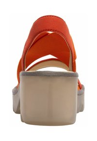 Oranžové platformové sandály s křížovými popruhy vyrobené z kůže a textilu, hladkou podrážkou, šedým lemováním a širokým pevným podpatkem.