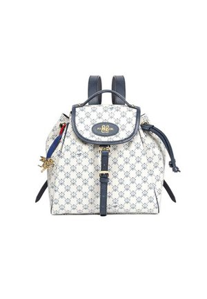 Weißer und marineblauer Rucksack mit Muster und Logodruck, vordere Schnallenriemen, Tragegriff oben, verstellbare Schulterriemen und einem kleinen goldenen Anhänger an einer seitlichen Schlaufe.