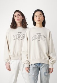 Tommy Jeans BOXY VARSITY CREW UNISEX - Sudadera - beige