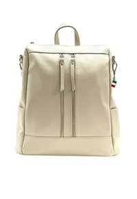 Witte leren rugzak met dubbele frontritsen, gestructureerde afwerking en zijvak. Voorzien van een metalen clip met een klein accent van de Italiaanse vlag.