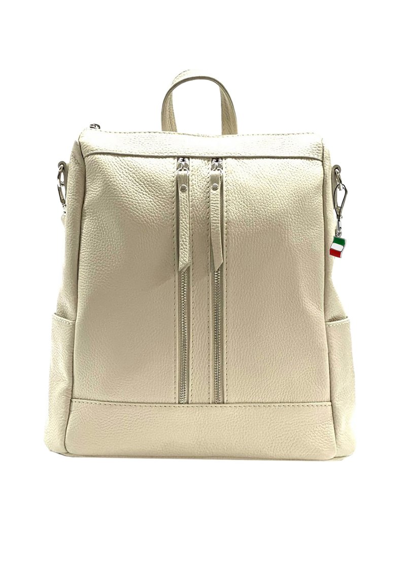 Witte leren rugzak met dubbele frontritsen, gestructureerde afwerking en zijvak. Voorzien van een metalen clip met een klein accent van de Italiaanse vlag.