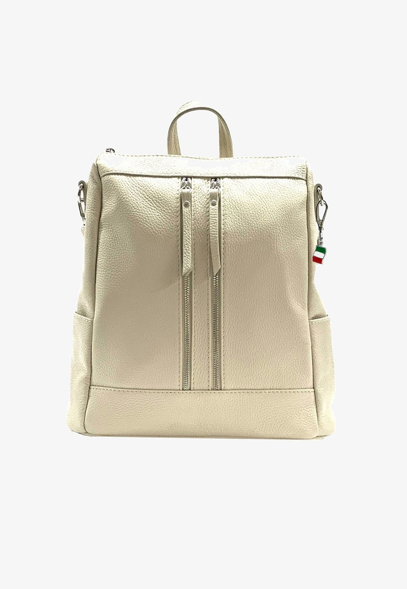 Witte leren rugzak met dubbele frontritsen, gestructureerde afwerking en zijvak. Voorzien van een metalen clip met een klein accent van de Italiaanse vlag.