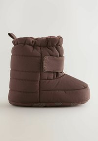 Brauner gepolsterter Stiefel mit runder Zehenpartie, elastischem Kragen und einem Klettverschluss. Der Stoff hat eine glatte Textur, mit einer gemusterten Sohle.