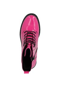 Botín de charol rosa con puntera redonda, cordones negros y cremallera lateral. Presenta detalles de costura y una suela negra en contraste.
