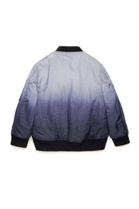 Pánska bomber bunda s modro-čiernym gradientom, so zúženým golierom a manžetami, vyrobená z hladkého, ľahkého materiálu.
