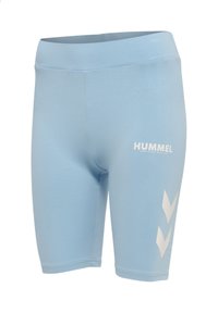 Jasnoniebieskie sportowe szorty do kolan z białym logo "HUMMEL" i dwoma białymi szewronami na prawej nodze, elastyczna talia.