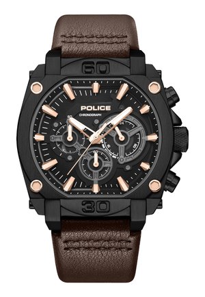 Juodas chronografinis laikrodis su rožių aukso žymekliais, trimis ciferblato subdalykėliais, „POLICE“ prekinio ženklo užrašu ir ruda odine apyranke su matoma siūlėmis.