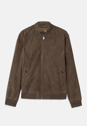 Veste en daim marron avec un col montant, deux poches latérales zippées et des poignets côtelés. Texture lisse avec un design minimaliste.