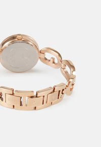Roségoldene Uhr mit einem Gliederarmband, das rechteckige und ovale Glieder enthält. Die Gehäuse-Rückseite ist glatt und hochglanzpoliert.