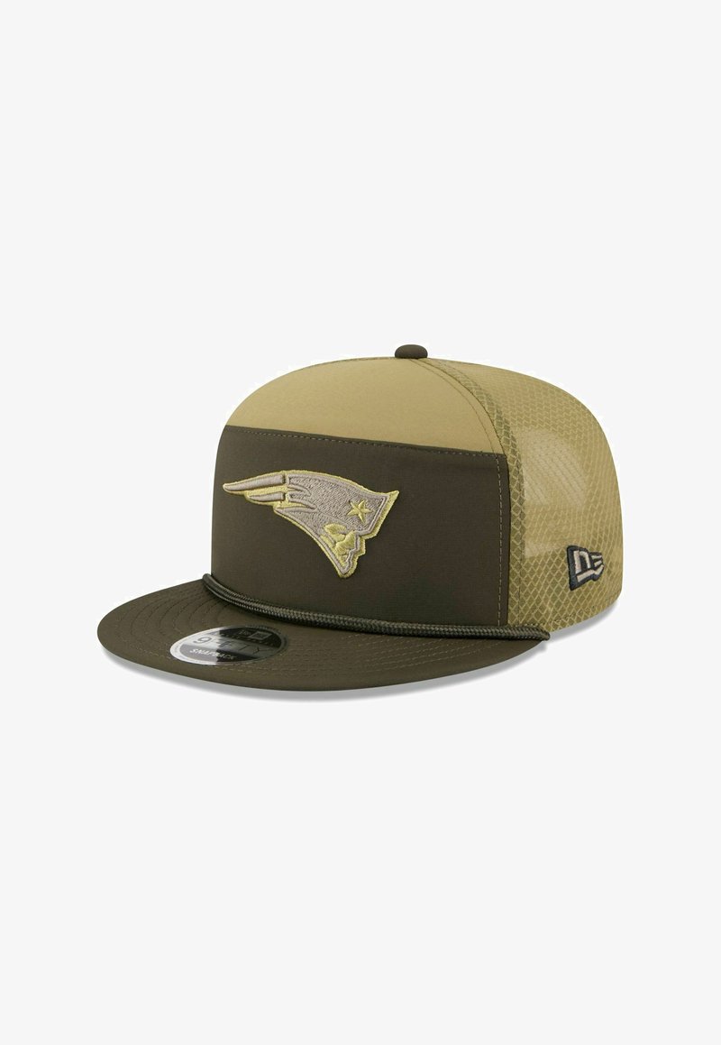 Casquette olive vert avec un devant structuré, un dos en mesh et une visière plate. Présente un logo brodé en crème et avec des accents vert foncé.
