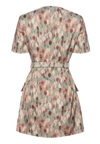 Robe à manches courtes en tissu vert menthe avec un motif de formes abstraites colorées en nuances de rose, rouille et crème ; taille ceinturée.