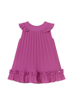 Vestido plisado en rosa brillante con mangas y dobladillo con volantes, hecho de una tela texturada. Cuello redondo simple y una silueta elegante.