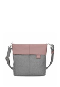 Borsa a tracolla in tessuto grigio con parte superiore in pelle rosa chiaro, tracolla regolabile e un piccolo tag con logo sul fronte. Forma rettangolare semplice.