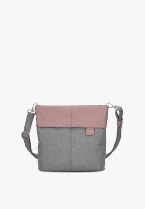Bolso cruzado de tela gris con parte superior de cuero rosa suave, correa ajustable y una pequeña etiqueta de logo en la parte frontal. Forma rectangular simple.