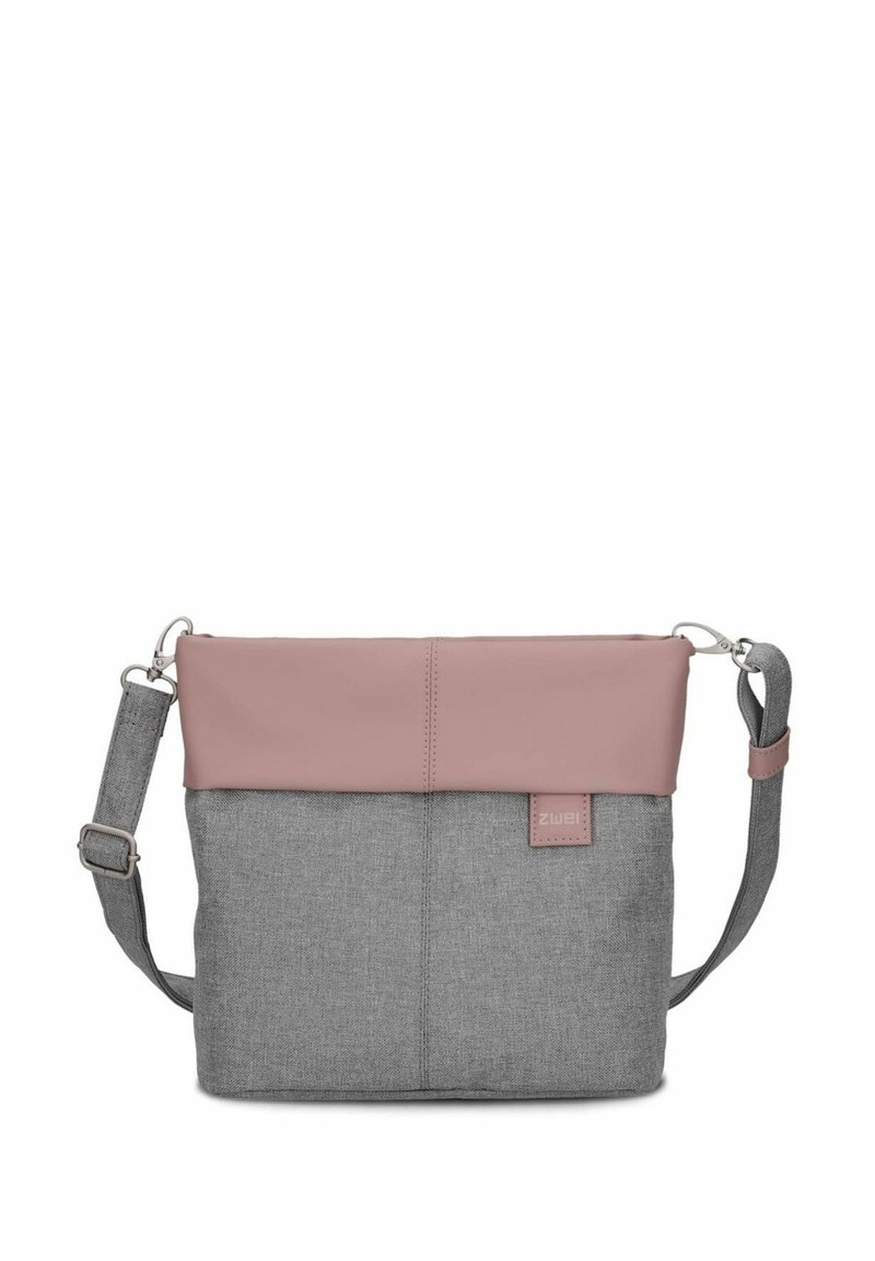 Borsa a tracolla in tessuto grigio con parte superiore in pelle rosa chiaro, tracolla regolabile e un piccolo tag con logo sul fronte. Forma rettangolare semplice.