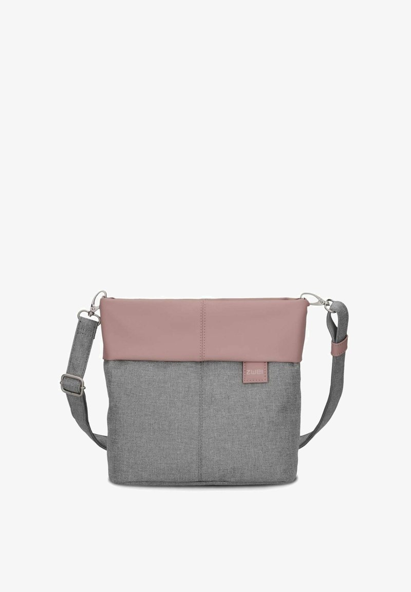 Borsa a tracolla in tessuto grigio con parte superiore in pelle rosa chiaro, tracolla regolabile e un piccolo tag con logo sul fronte. Forma rettangolare semplice.