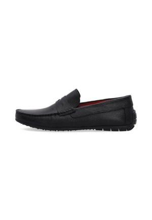 Schwarzer Leder-Slipper mit strukturierter Oberfläche, Ziernähten und Gummisohle mit Profil, seitlich auf weißem Hintergrund dargestellt.