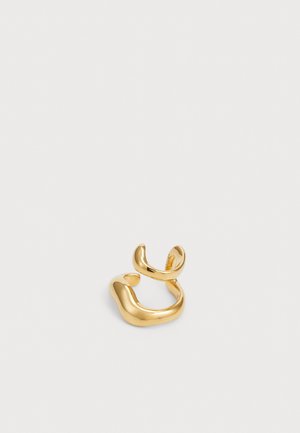 Anel dourado com um design fluido e orgânico, composto por duas bandas curvas e sobrepostas. Textura suave e brilhante, com um acabamento polido.