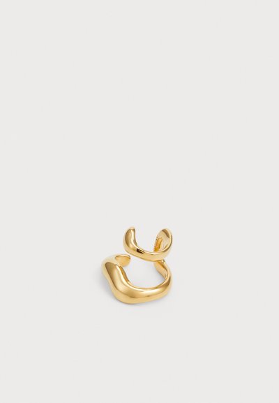 Gouden ring met een vloeiend, organisch ontwerp en twee overlappende, gebogen banden. Gladde, glanzende textuur met een gepolijste afwerking.