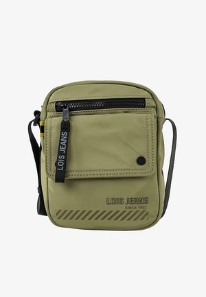 Bolso de hombro color caqui hecho de nailon con un compartimento principal con cremallera, bolsillo frontal, herrajes negros y el logotipo "LOIS JEANS" en texto contrastante.