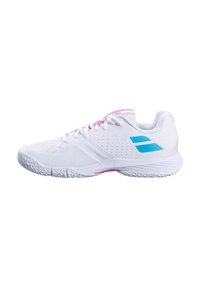 Zapatilla deportiva blanca con una superficie texturizada, detalles en rosa y branding en azul. La zapatilla tiene un diseño transpirable con detalles perforados.