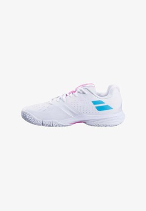 Baskets blanches présentant une surface texturée, des accents roses et un marquage bleu. La chaussure a un design respirant avec des détails perforés.