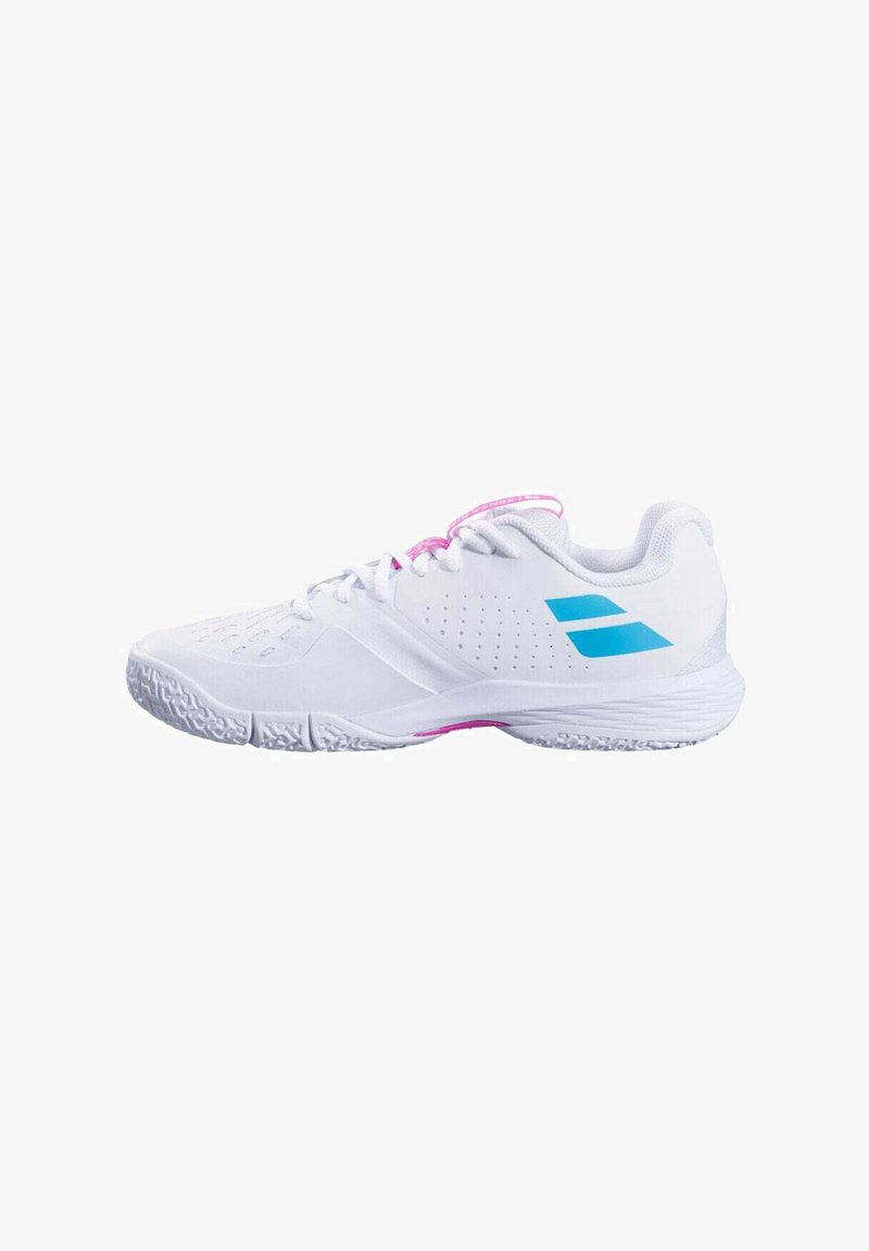 Zapatilla deportiva blanca con una superficie texturizada, detalles en rosa y branding en azul. La zapatilla tiene un diseño transpirable con detalles perforados.