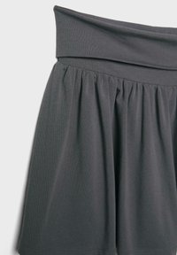 Temno siva krilo z širokim pasom in nabranim tkanjem pod pasom, ki ustvarja mehko, tekočo silhueto.