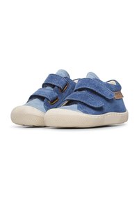 Scarpe blu in pelle scamosciata con due cinturini regolabili in Velcro, suole in gomma beige e motivi testurizzati sulla punta e sui lati.