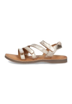 Metalen gouden platte sandalen met drie verstelbare bandjes, een gewatteerde beige binnenzool en een gestructureerde rubberen buitenzool voor grip.