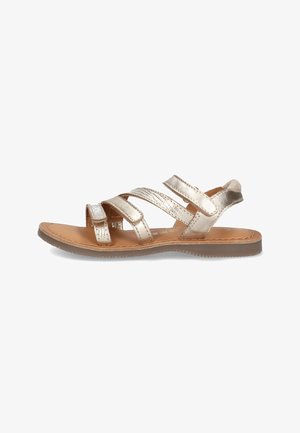Metalen gouden platte sandalen met drie verstelbare bandjes, een gewatteerde beige binnenzool en een gestructureerde rubberen buitenzool voor grip.