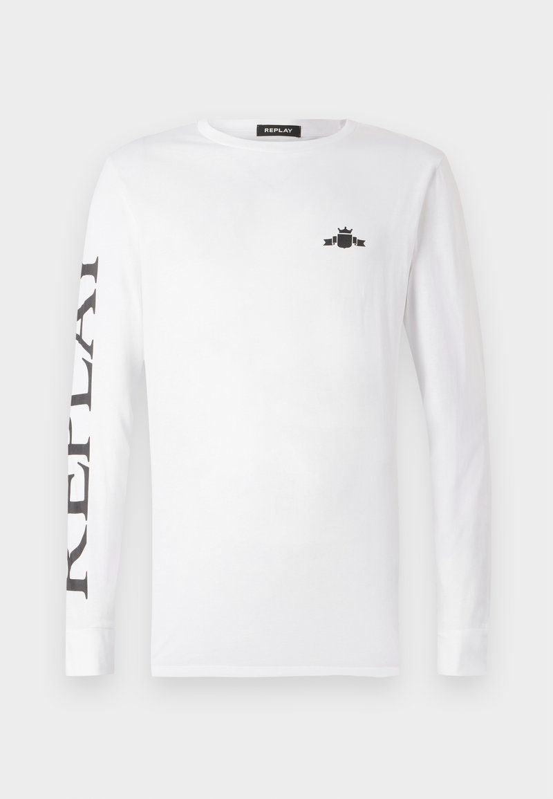 T-shirt bianco a maniche lunghe in cotone, con un logo nero sul petto e la scritta "REPLAY" stampata verticalmente lungo la manica sinistra.