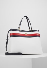 Iso laukku valkoisesta karheasta nahasta, jossa on tummansinisiä ja punaisia vaakasuoria raitoja. Kullanväriset yksityiskohdat ja kaksinkertaiset kahvat sisältyvät.