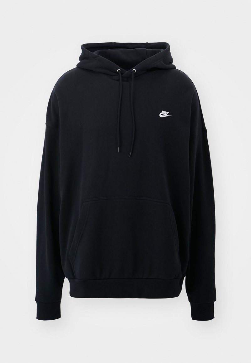 Un sweat à capuche noir en tissu doux, avec une poche avant, des cordons de serrage et un petit logo Nike blanc sur la poitrine.