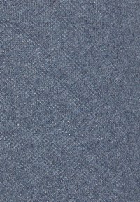 Tecido de malha azul com uma trama texturizada e uniforme; apresenta pequenas manchas sutis, oferecendo uma aparência suave e flexível.