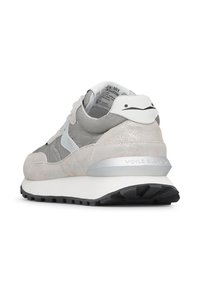 Sneaker grigio chiaro e bianco con materiali in pelle scamosciata e rete, con un'accensione argentata sul tallone e una suola nera testurizzata.