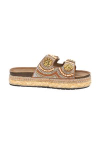 Sandales à plateforme marron avec des lanières ornées de boucles, présentant des motifs de perles dorées et multicolores et une semelle en jute tissée.