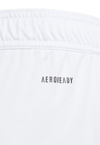 Biały materiał sportowy z elastycznym paskiem w talii. Logo "AEROREADY" jest nadrukowane na czarno, umieszczone z przodu. Gładka tekstura.