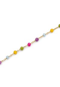 Pulsera de cadena de oro que presenta múltiples cuentas semipreciosas en rosa, verde, púrpura, azul y amarillo, mostrando diversas formas y texturas.