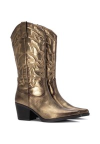 Botas de cowboy metálicas doradas con puntas afiladas, costuras decorativas y un tacón en bloque de altura media. Incluyen tiradores en la parte superior.