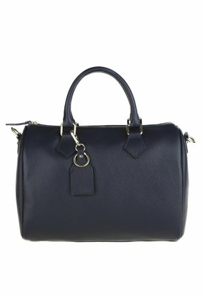 Borsa in pelle color navy con forma arrotondata, manici superiori doppi, dettagli hardware dorati e un piccolo tag attaccato con un anello.