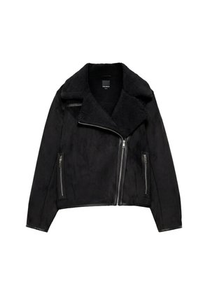 Veste noire en suédine synthétique avec large col en shearling et fermeture éclair argentée asymétrique, poches latérales zippées et manches longues.