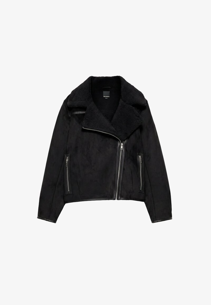 Veste noire en suédine synthétique avec large col en shearling et fermeture éclair argentée asymétrique, poches latérales zippées et manches longues.