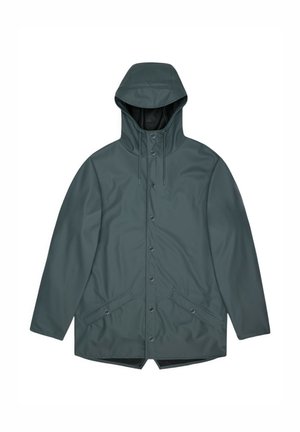 Giacca impermeabile con cappuccio verde scuro con bottoni a pressione frontali e due tasche a pattina inclinate su sfondo bianco.